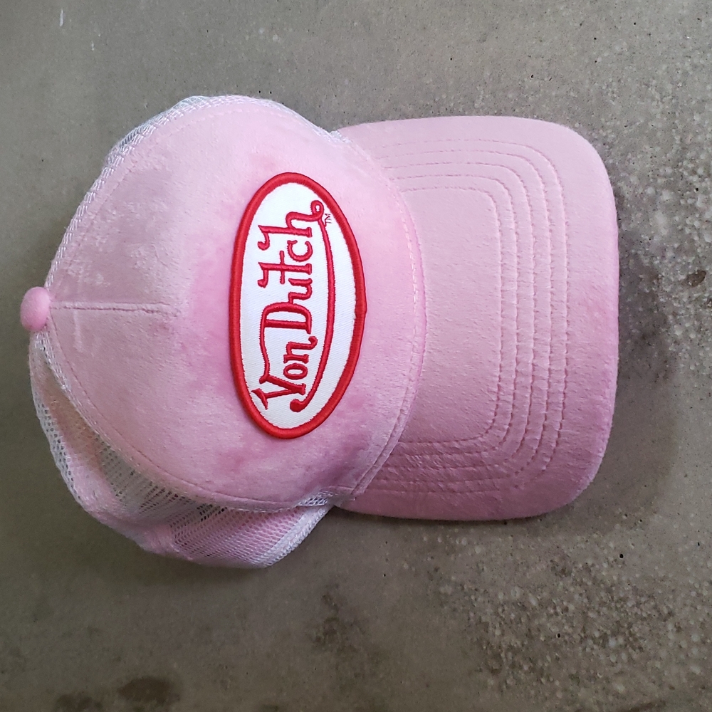 Pink Von Dutch hat. Velvet and mesh material. Lightly used no damage